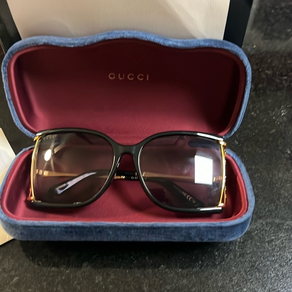 GUCCI SUNGLASSES BLACK GOLD GG0592SK 001 - Picture 2 of 7